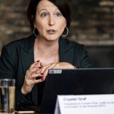 Crystel Graf, conseillère d'Etat en charge des finances, a expliqué qu'un prélèvement à la réserve de politique conjoncturelle est nécessaire vu l'ampleur des défis. KEYSTONE/JEAN-CHRISTOPHE BOTT